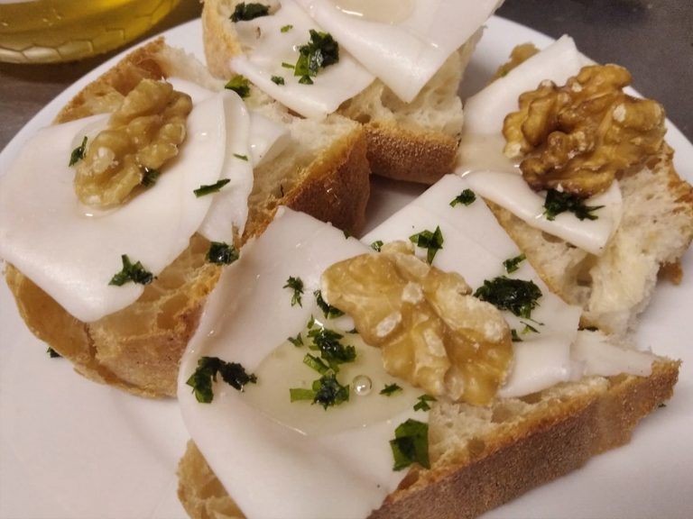 Bruschette con lardo, miele e noci