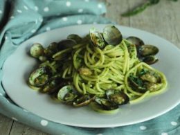 spaghetti al pesto e vongole surgelate ricetta mediterranea food blog