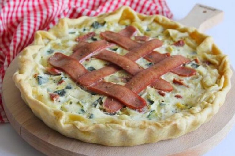 Torta salata con wurstel e pomodori