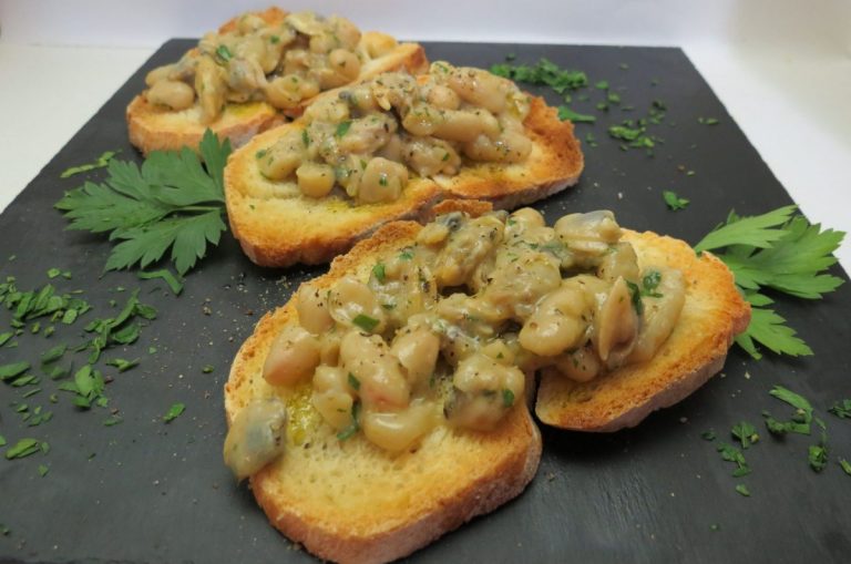 bruschette con fagioli borlotti