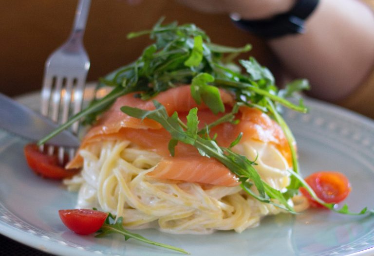 pasta con porri e salmone affumicato