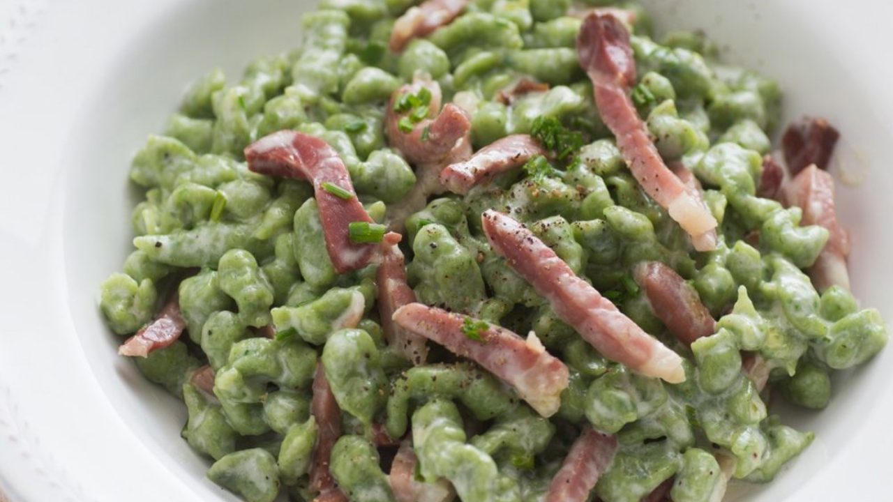 Spatzle di spinaci fatti in casa: la pasta tirolese che si fa usano la  grattugia