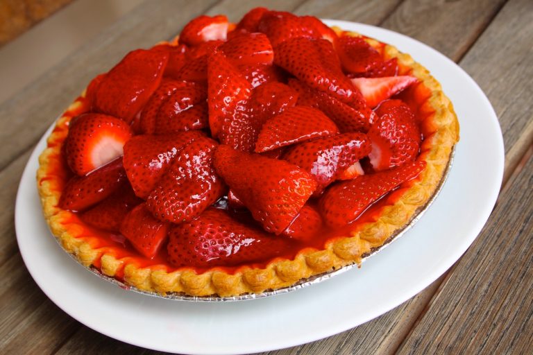 Crostata di fragole, feta e timo