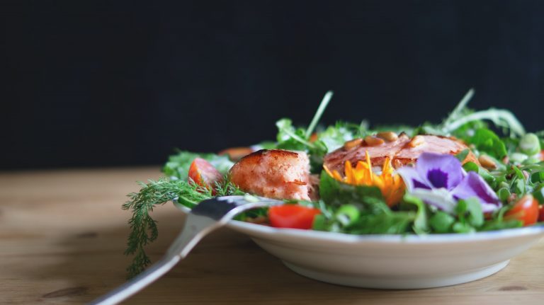 Insalata di pollo alla griglia con menta e pesche