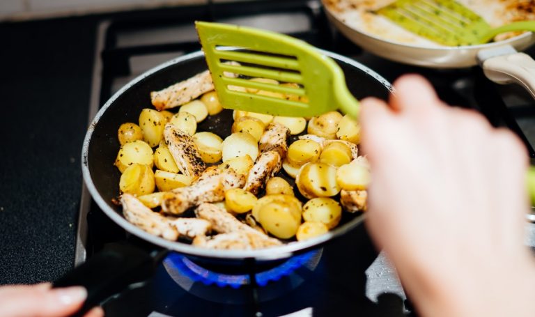 Pollo all'aglio e patate novelle