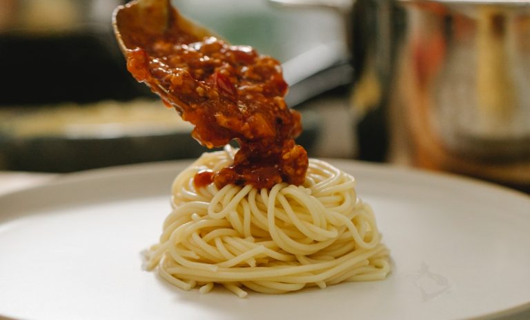 Pasta al pomodoro con funghi e pancetta