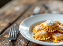 Ravioli dolci fritti con ripieno di marmellata